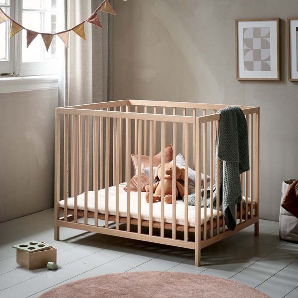 Playpen made of wood in a 95x95 cm size with a natural finish from Petite Amélie