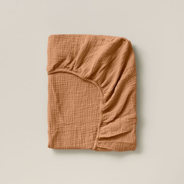 Brown fitted sheet in muslin 90x200 cm made from organic cotton from Petite Amélie