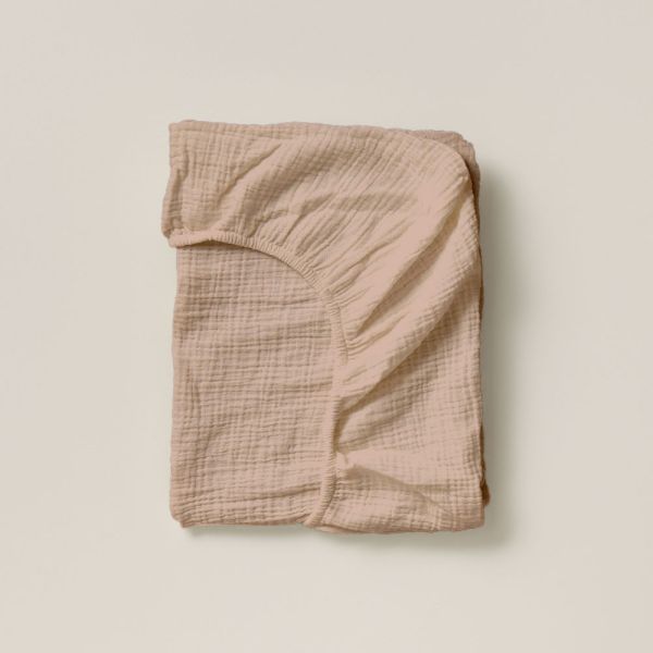 Crib fitted sheet 45x90 cm in dusty pink muslin made of organic cotton from Petite Amélie