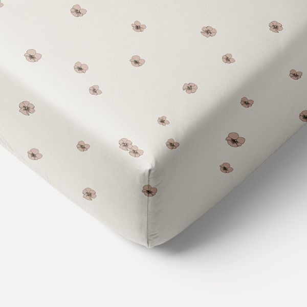 Fitted sheet in 60x120 cm in dusty pink and yellow from cotton with violets from Petite Amélie