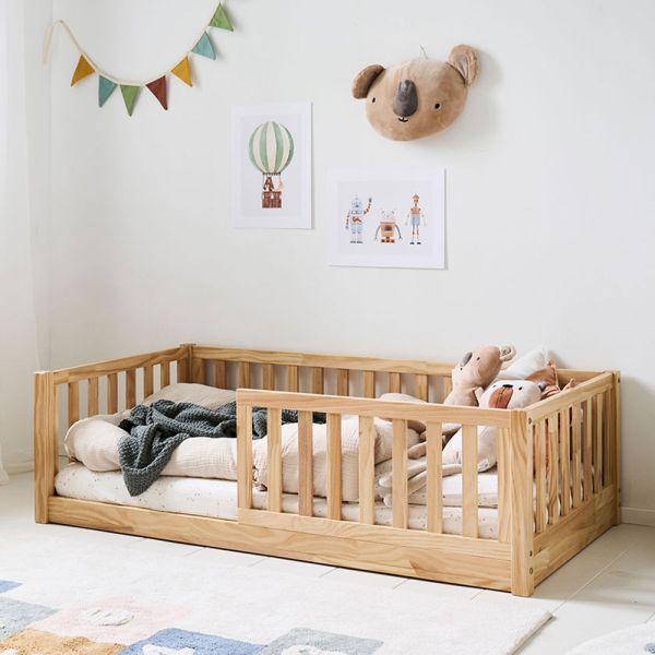 Toddler floor bed Nid in natural wood finish measuring 70x140 cm from Petite Amélie