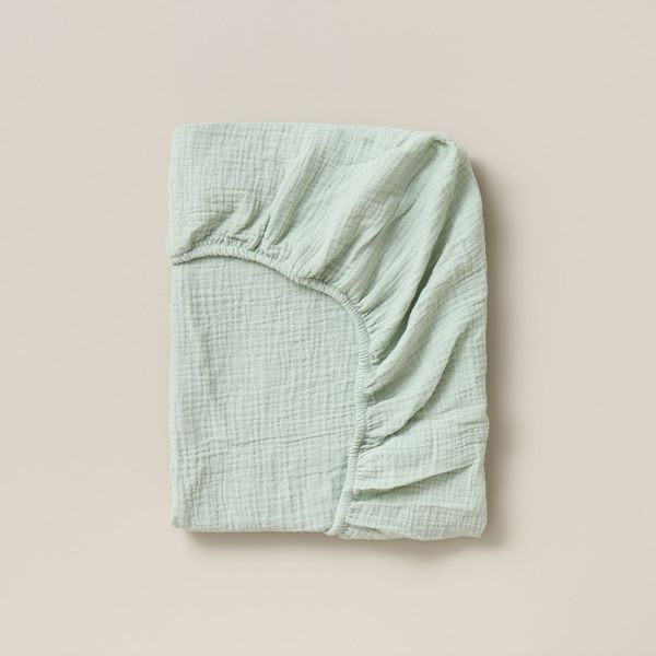 Green fitted sheet in muslin 90x200 cm made from organic cotton from Petite Amélie